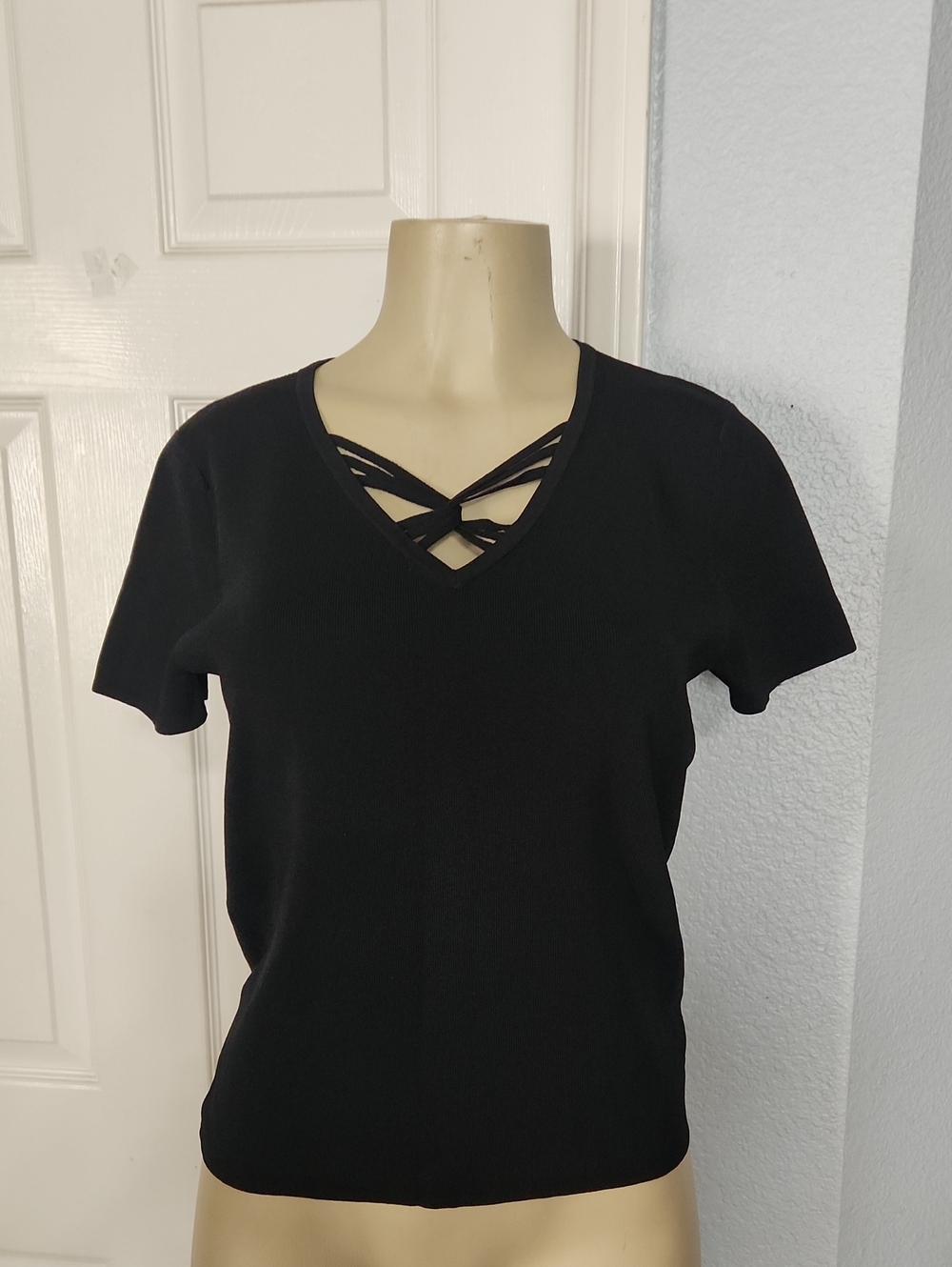 Cable & Gauge Black Short Sleeve V-Neck Top with Crisscross Detail stretch